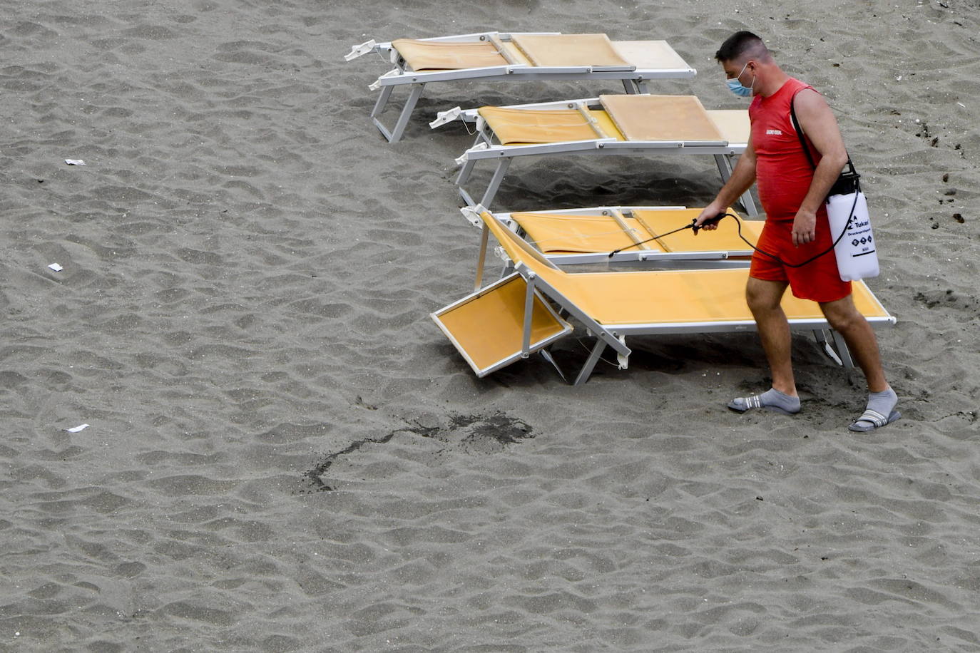 Las playas de Italia reabrirán en medio de la pandemia del coronavirus aunque los bañistas tendrán que mantener una distancia mínima de 5 metros entre ellos y adoptar ciertas medidas higiénicas.