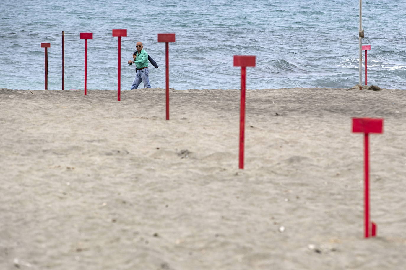 Las playas de Italia reabrirán en medio de la pandemia del coronavirus aunque los bañistas tendrán que mantener una distancia mínima de 5 metros entre ellos y adoptar ciertas medidas higiénicas.