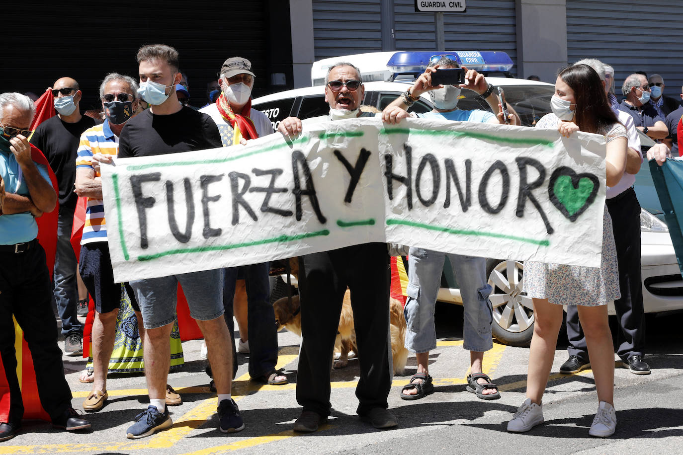 Unas doscientas personas han participado durante el mediodía de este viernes 29 de mayo en una concentración de apoyo a la Guardia Civil frente a la sede de la Comandancia de Valencia en el barrio de Patraix.