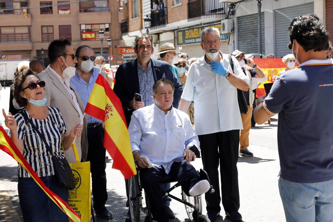 Unas doscientas personas han participado durante el mediodía de este viernes 29 de mayo en una concentración de apoyo a la Guardia Civil frente a la sede de la Comandancia de Valencia en el barrio de Patraix.