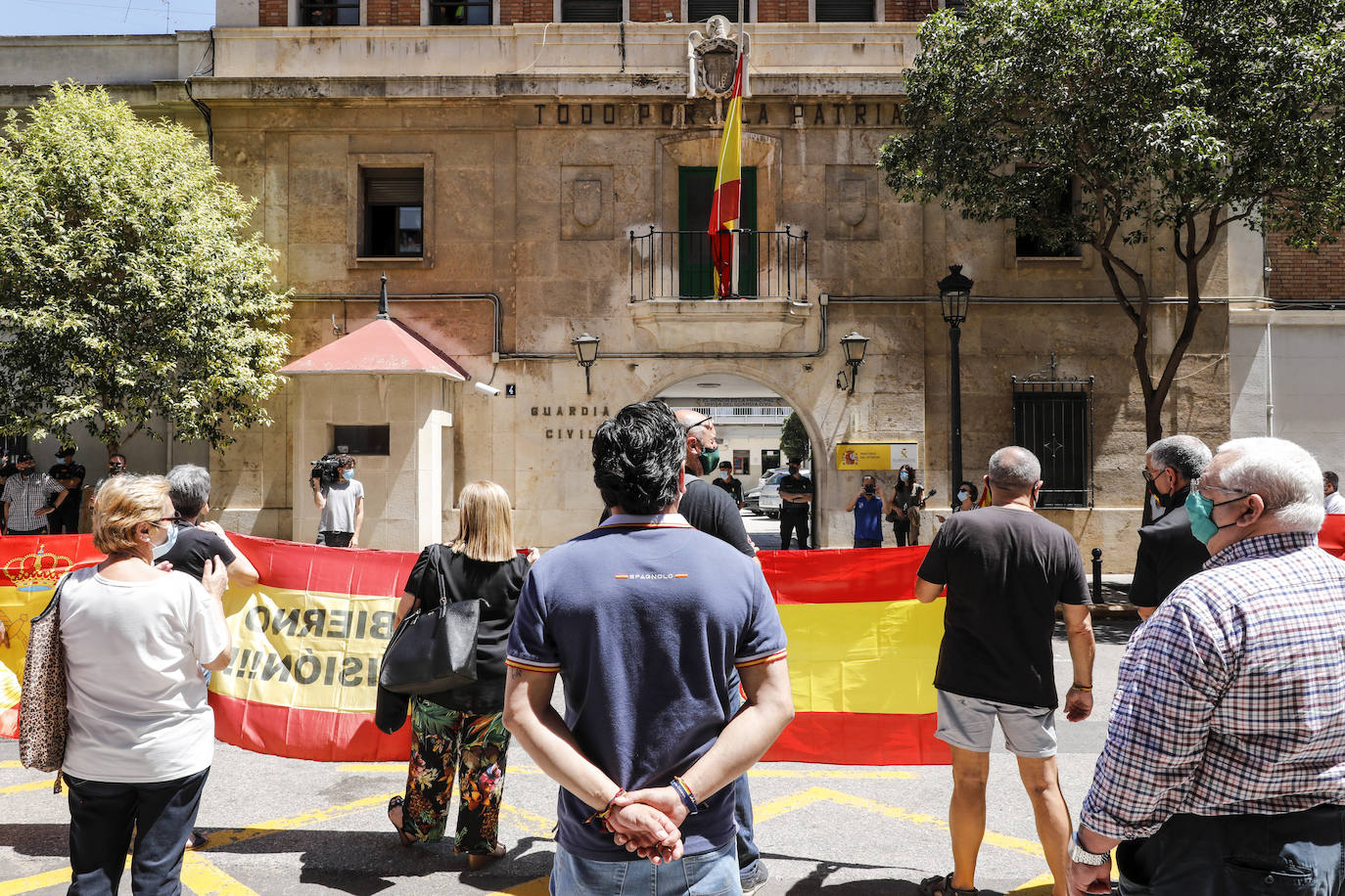 Unas doscientas personas han participado durante el mediodía de este viernes 29 de mayo en una concentración de apoyo a la Guardia Civil frente a la sede de la Comandancia de Valencia en el barrio de Patraix.