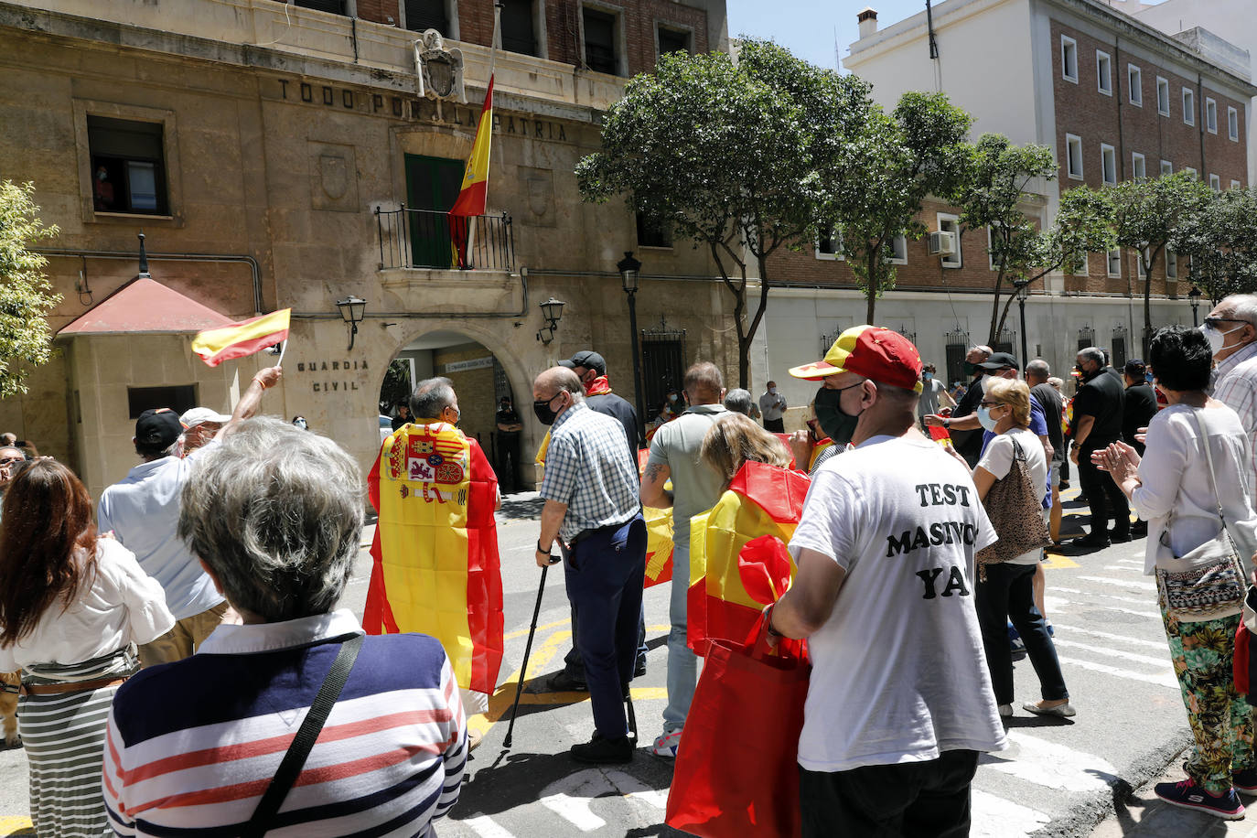 Unas doscientas personas han participado durante el mediodía de este viernes 29 de mayo en una concentración de apoyo a la Guardia Civil frente a la sede de la Comandancia de Valencia en el barrio de Patraix.