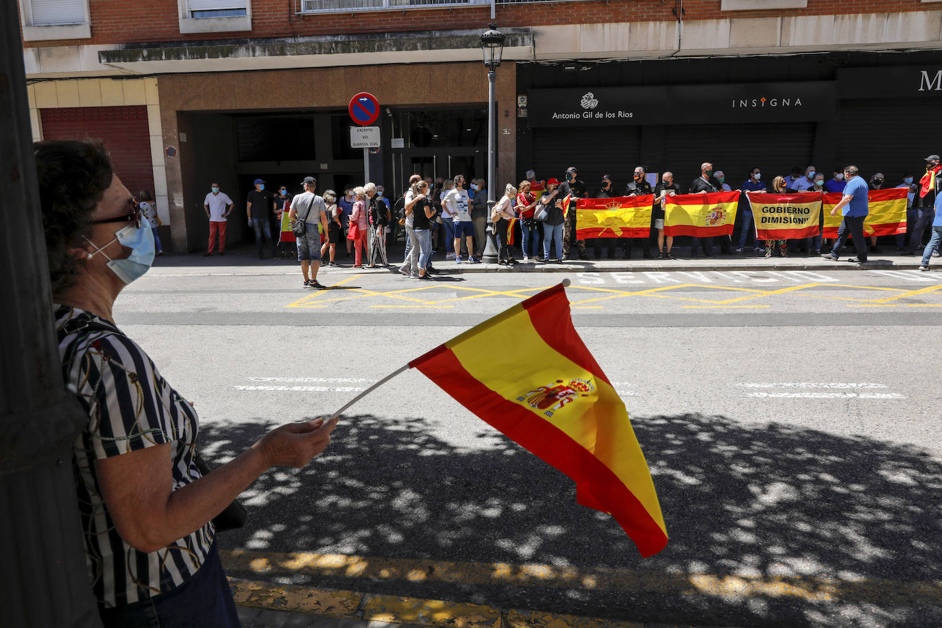 Unas doscientas personas han participado durante el mediodía de este viernes 29 de mayo en una concentración de apoyo a la Guardia Civil frente a la sede de la Comandancia de Valencia en el barrio de Patraix.