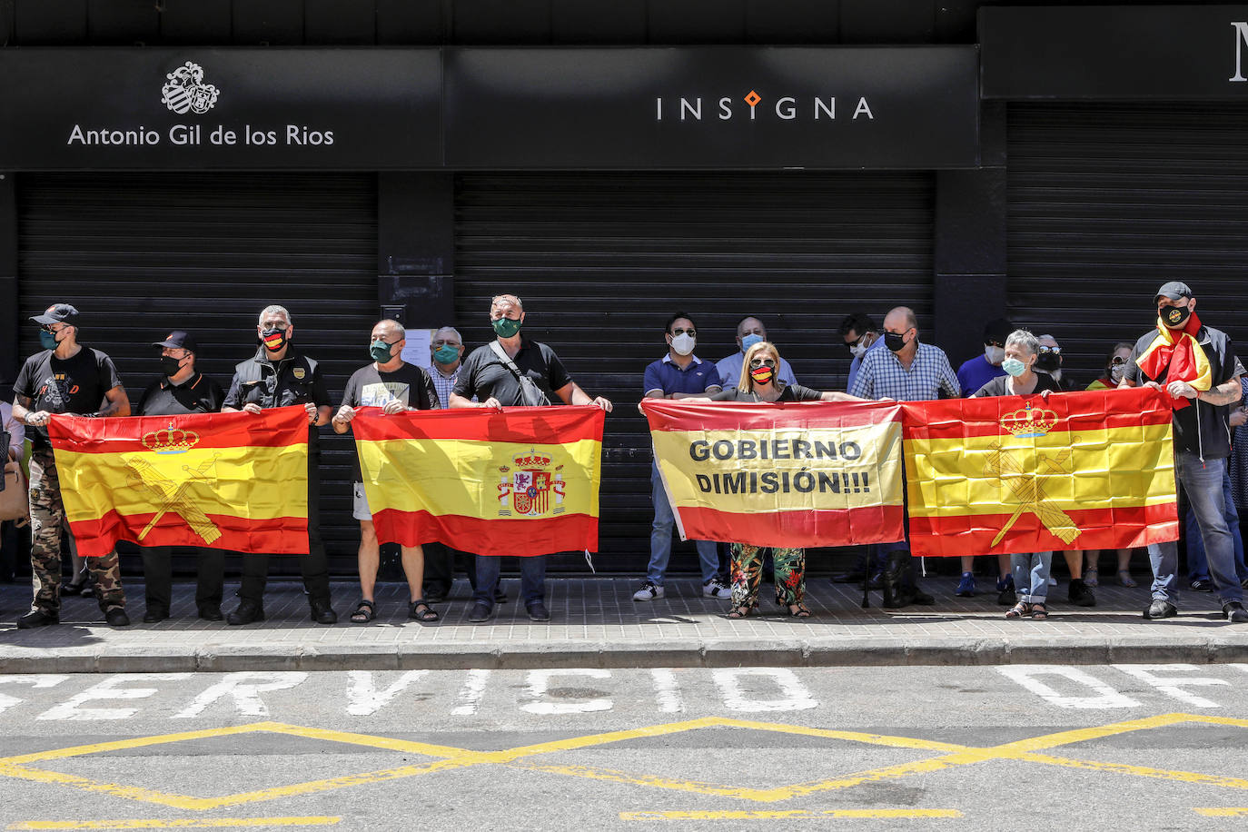 Unas doscientas personas han participado durante el mediodía de este viernes 29 de mayo en una concentración de apoyo a la Guardia Civil frente a la sede de la Comandancia de Valencia en el barrio de Patraix.