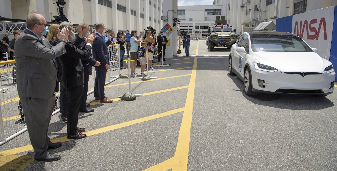 Los astronautas Bob Behnken y Doug Hurley despegaron este sábado del Centro Espacial Kennedy en Florida a bordo de un cohete de SpaceX, primera vez que una empresa privada de Estados Unidos logra concretar una misión de esta naturaleza para la NASA. El cohete Falcon 9, de la compañía creada por Elon Musk, despegó según lo previsto a las 15H22 (19H22 GMT), y los primeros minutos de su ascenso transcurrieron sin inconvenientes, según la transmisión en directo que realiza la agencia espacial de Estados Unidos. La primera etapa del cohete se separó de acuerdo al programa después de dos minutos de vuelo, cuando la nave ascendía a una velocidad de cerca de 4.000 km/h, dejando a la cápsula Crew Dragon en la órbita adecuada para llegar a su destino, la Estación Espacial Internacional, impulsada por la segunda etapa del cohete.