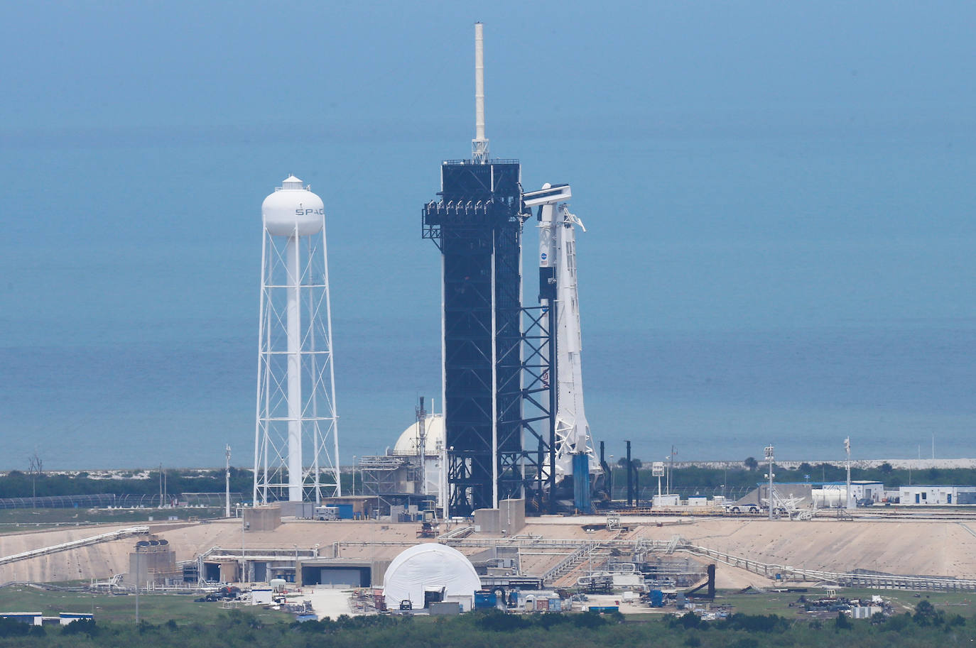 Los astronautas Bob Behnken y Doug Hurley despegaron este sábado del Centro Espacial Kennedy en Florida a bordo de un cohete de SpaceX, primera vez que una empresa privada de Estados Unidos logra concretar una misión de esta naturaleza para la NASA. El cohete Falcon 9, de la compañía creada por Elon Musk, despegó según lo previsto a las 15H22 (19H22 GMT), y los primeros minutos de su ascenso transcurrieron sin inconvenientes, según la transmisión en directo que realiza la agencia espacial de Estados Unidos. La primera etapa del cohete se separó de acuerdo al programa después de dos minutos de vuelo, cuando la nave ascendía a una velocidad de cerca de 4.000 km/h, dejando a la cápsula Crew Dragon en la órbita adecuada para llegar a su destino, la Estación Espacial Internacional, impulsada por la segunda etapa del cohete.