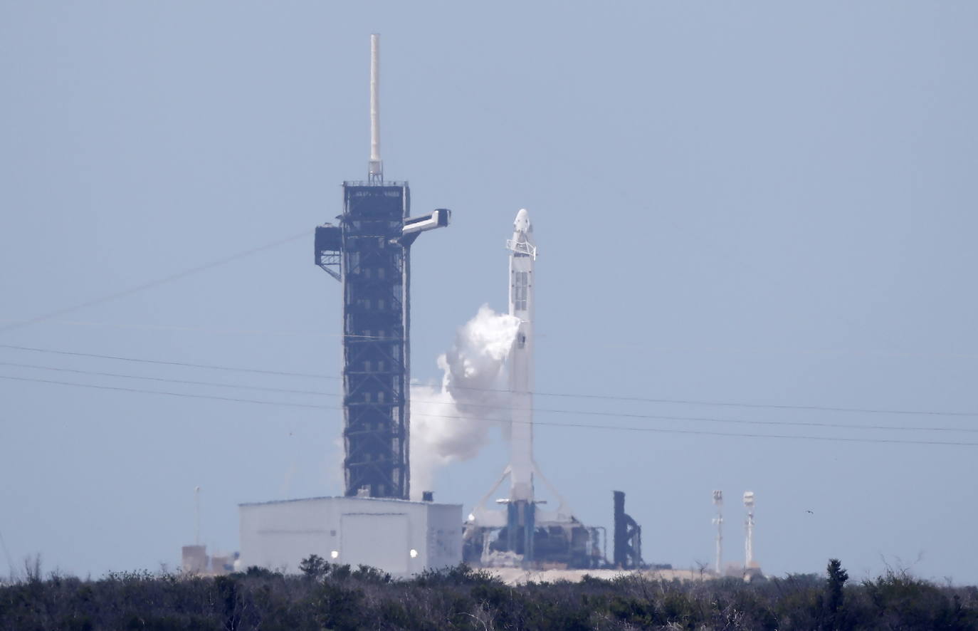 Los astronautas Bob Behnken y Doug Hurley despegaron este sábado del Centro Espacial Kennedy en Florida a bordo de un cohete de SpaceX, primera vez que una empresa privada de Estados Unidos logra concretar una misión de esta naturaleza para la NASA. El cohete Falcon 9, de la compañía creada por Elon Musk, despegó según lo previsto a las 15H22 (19H22 GMT), y los primeros minutos de su ascenso transcurrieron sin inconvenientes, según la transmisión en directo que realiza la agencia espacial de Estados Unidos. La primera etapa del cohete se separó de acuerdo al programa después de dos minutos de vuelo, cuando la nave ascendía a una velocidad de cerca de 4.000 km/h, dejando a la cápsula Crew Dragon en la órbita adecuada para llegar a su destino, la Estación Espacial Internacional, impulsada por la segunda etapa del cohete.