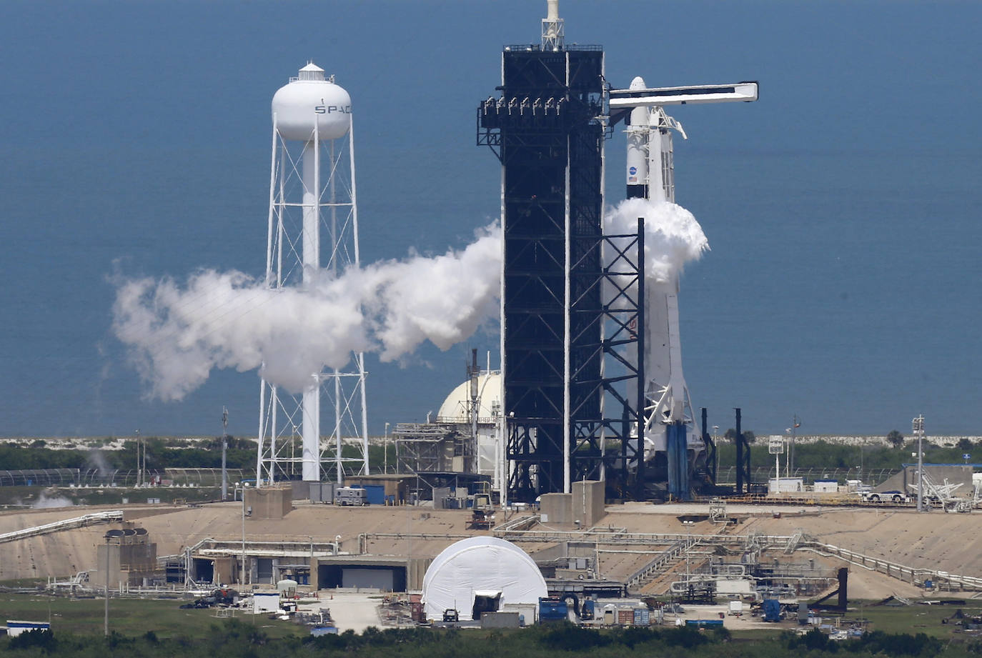 Los astronautas Bob Behnken y Doug Hurley despegaron este sábado del Centro Espacial Kennedy en Florida a bordo de un cohete de SpaceX, primera vez que una empresa privada de Estados Unidos logra concretar una misión de esta naturaleza para la NASA. El cohete Falcon 9, de la compañía creada por Elon Musk, despegó según lo previsto a las 15H22 (19H22 GMT), y los primeros minutos de su ascenso transcurrieron sin inconvenientes, según la transmisión en directo que realiza la agencia espacial de Estados Unidos. La primera etapa del cohete se separó de acuerdo al programa después de dos minutos de vuelo, cuando la nave ascendía a una velocidad de cerca de 4.000 km/h, dejando a la cápsula Crew Dragon en la órbita adecuada para llegar a su destino, la Estación Espacial Internacional, impulsada por la segunda etapa del cohete.