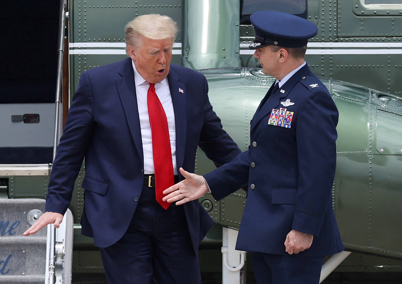 Los astronautas Bob Behnken y Doug Hurley despegaron este sábado del Centro Espacial Kennedy en Florida a bordo de un cohete de SpaceX, primera vez que una empresa privada de Estados Unidos logra concretar una misión de esta naturaleza para la NASA. El cohete Falcon 9, de la compañía creada por Elon Musk, despegó según lo previsto a las 15H22 (19H22 GMT), y los primeros minutos de su ascenso transcurrieron sin inconvenientes, según la transmisión en directo que realiza la agencia espacial de Estados Unidos. La primera etapa del cohete se separó de acuerdo al programa después de dos minutos de vuelo, cuando la nave ascendía a una velocidad de cerca de 4.000 km/h, dejando a la cápsula Crew Dragon en la órbita adecuada para llegar a su destino, la Estación Espacial Internacional, impulsada por la segunda etapa del cohete.