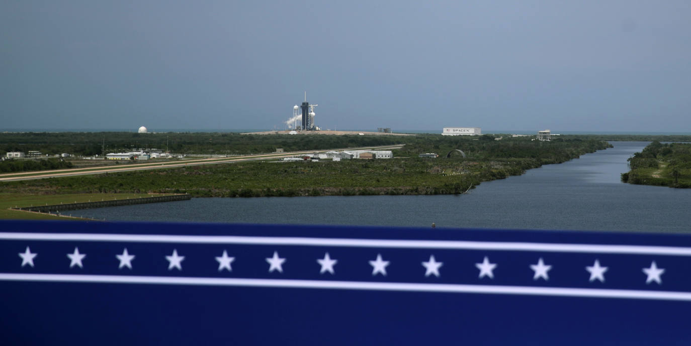 Los astronautas Bob Behnken y Doug Hurley despegaron este sábado del Centro Espacial Kennedy en Florida a bordo de un cohete de SpaceX, primera vez que una empresa privada de Estados Unidos logra concretar una misión de esta naturaleza para la NASA. El cohete Falcon 9, de la compañía creada por Elon Musk, despegó según lo previsto a las 15H22 (19H22 GMT), y los primeros minutos de su ascenso transcurrieron sin inconvenientes, según la transmisión en directo que realiza la agencia espacial de Estados Unidos. La primera etapa del cohete se separó de acuerdo al programa después de dos minutos de vuelo, cuando la nave ascendía a una velocidad de cerca de 4.000 km/h, dejando a la cápsula Crew Dragon en la órbita adecuada para llegar a su destino, la Estación Espacial Internacional, impulsada por la segunda etapa del cohete.