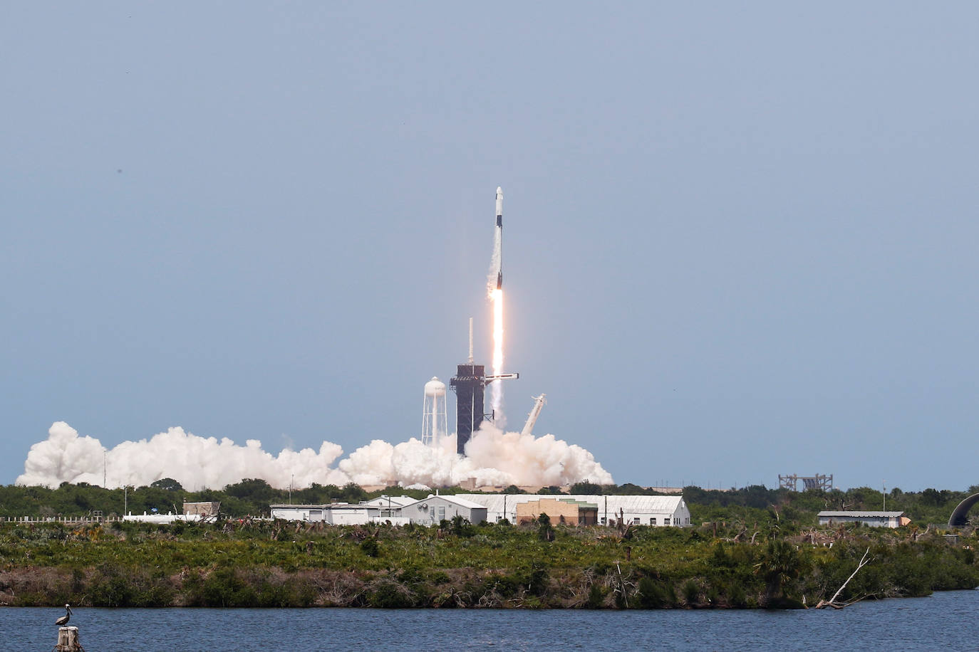 Los astronautas Bob Behnken y Doug Hurley despegaron este sábado del Centro Espacial Kennedy en Florida a bordo de un cohete de SpaceX, primera vez que una empresa privada de Estados Unidos logra concretar una misión de esta naturaleza para la NASA. El cohete Falcon 9, de la compañía creada por Elon Musk, despegó según lo previsto a las 15H22 (19H22 GMT), y los primeros minutos de su ascenso transcurrieron sin inconvenientes, según la transmisión en directo que realiza la agencia espacial de Estados Unidos. La primera etapa del cohete se separó de acuerdo al programa después de dos minutos de vuelo, cuando la nave ascendía a una velocidad de cerca de 4.000 km/h, dejando a la cápsula Crew Dragon en la órbita adecuada para llegar a su destino, la Estación Espacial Internacional, impulsada por la segunda etapa del cohete.