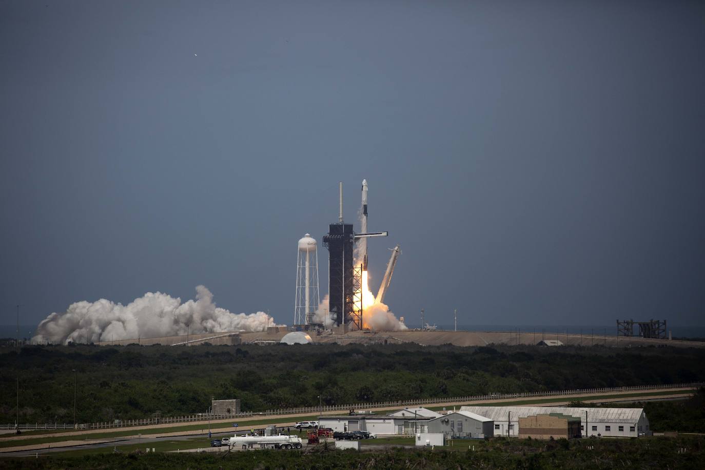 Los astronautas Bob Behnken y Doug Hurley despegaron este sábado del Centro Espacial Kennedy en Florida a bordo de un cohete de SpaceX, primera vez que una empresa privada de Estados Unidos logra concretar una misión de esta naturaleza para la NASA. El cohete Falcon 9, de la compañía creada por Elon Musk, despegó según lo previsto a las 15H22 (19H22 GMT), y los primeros minutos de su ascenso transcurrieron sin inconvenientes, según la transmisión en directo que realiza la agencia espacial de Estados Unidos. La primera etapa del cohete se separó de acuerdo al programa después de dos minutos de vuelo, cuando la nave ascendía a una velocidad de cerca de 4.000 km/h, dejando a la cápsula Crew Dragon en la órbita adecuada para llegar a su destino, la Estación Espacial Internacional, impulsada por la segunda etapa del cohete.