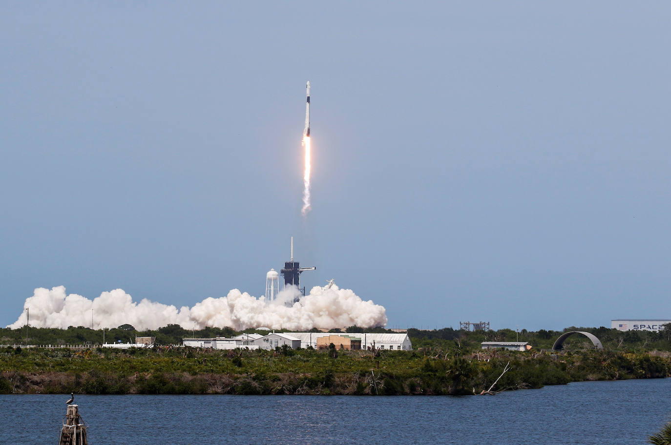 Los astronautas Bob Behnken y Doug Hurley despegaron este sábado del Centro Espacial Kennedy en Florida a bordo de un cohete de SpaceX, primera vez que una empresa privada de Estados Unidos logra concretar una misión de esta naturaleza para la NASA. El cohete Falcon 9, de la compañía creada por Elon Musk, despegó según lo previsto a las 15H22 (19H22 GMT), y los primeros minutos de su ascenso transcurrieron sin inconvenientes, según la transmisión en directo que realiza la agencia espacial de Estados Unidos. La primera etapa del cohete se separó de acuerdo al programa después de dos minutos de vuelo, cuando la nave ascendía a una velocidad de cerca de 4.000 km/h, dejando a la cápsula Crew Dragon en la órbita adecuada para llegar a su destino, la Estación Espacial Internacional, impulsada por la segunda etapa del cohete.