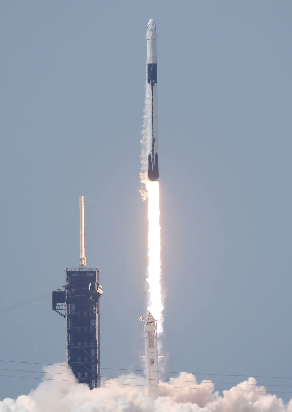 Los astronautas Bob Behnken y Doug Hurley despegaron este sábado del Centro Espacial Kennedy en Florida a bordo de un cohete de SpaceX, primera vez que una empresa privada de Estados Unidos logra concretar una misión de esta naturaleza para la NASA. El cohete Falcon 9, de la compañía creada por Elon Musk, despegó según lo previsto a las 15H22 (19H22 GMT), y los primeros minutos de su ascenso transcurrieron sin inconvenientes, según la transmisión en directo que realiza la agencia espacial de Estados Unidos. La primera etapa del cohete se separó de acuerdo al programa después de dos minutos de vuelo, cuando la nave ascendía a una velocidad de cerca de 4.000 km/h, dejando a la cápsula Crew Dragon en la órbita adecuada para llegar a su destino, la Estación Espacial Internacional, impulsada por la segunda etapa del cohete.