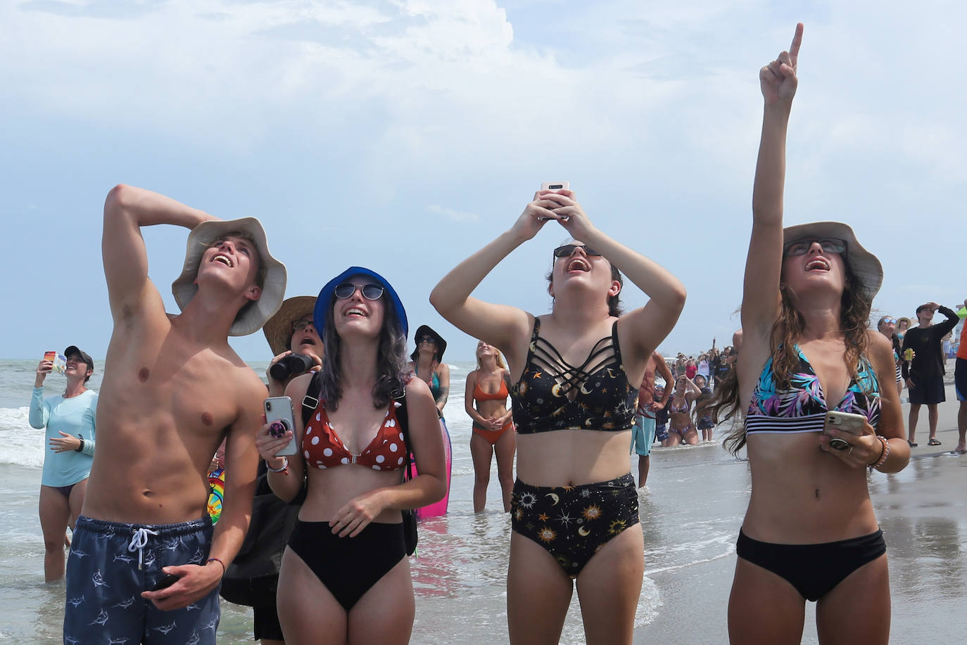 Los astronautas Bob Behnken y Doug Hurley despegaron este sábado del Centro Espacial Kennedy en Florida a bordo de un cohete de SpaceX, primera vez que una empresa privada de Estados Unidos logra concretar una misión de esta naturaleza para la NASA. El cohete Falcon 9, de la compañía creada por Elon Musk, despegó según lo previsto a las 15H22 (19H22 GMT), y los primeros minutos de su ascenso transcurrieron sin inconvenientes, según la transmisión en directo que realiza la agencia espacial de Estados Unidos. La primera etapa del cohete se separó de acuerdo al programa después de dos minutos de vuelo, cuando la nave ascendía a una velocidad de cerca de 4.000 km/h, dejando a la cápsula Crew Dragon en la órbita adecuada para llegar a su destino, la Estación Espacial Internacional, impulsada por la segunda etapa del cohete.