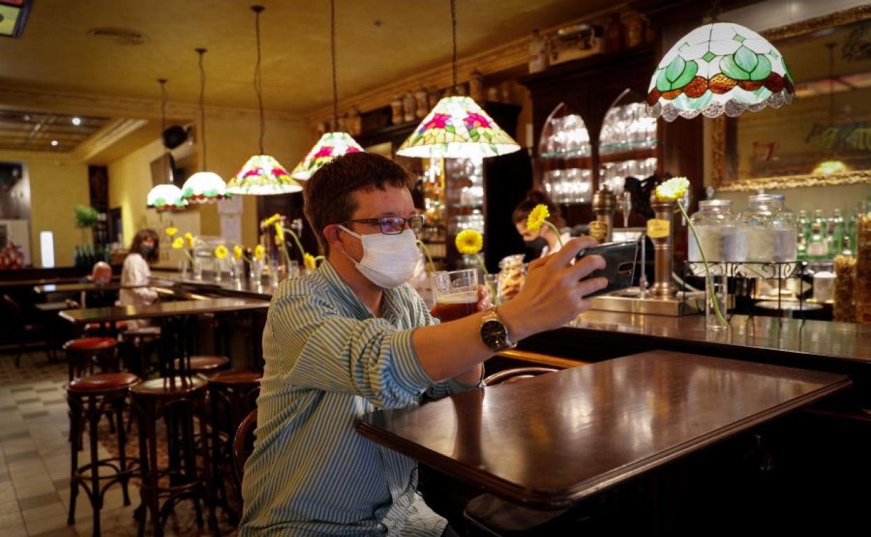 Interior de un bar durante la crisis del coronavirus.