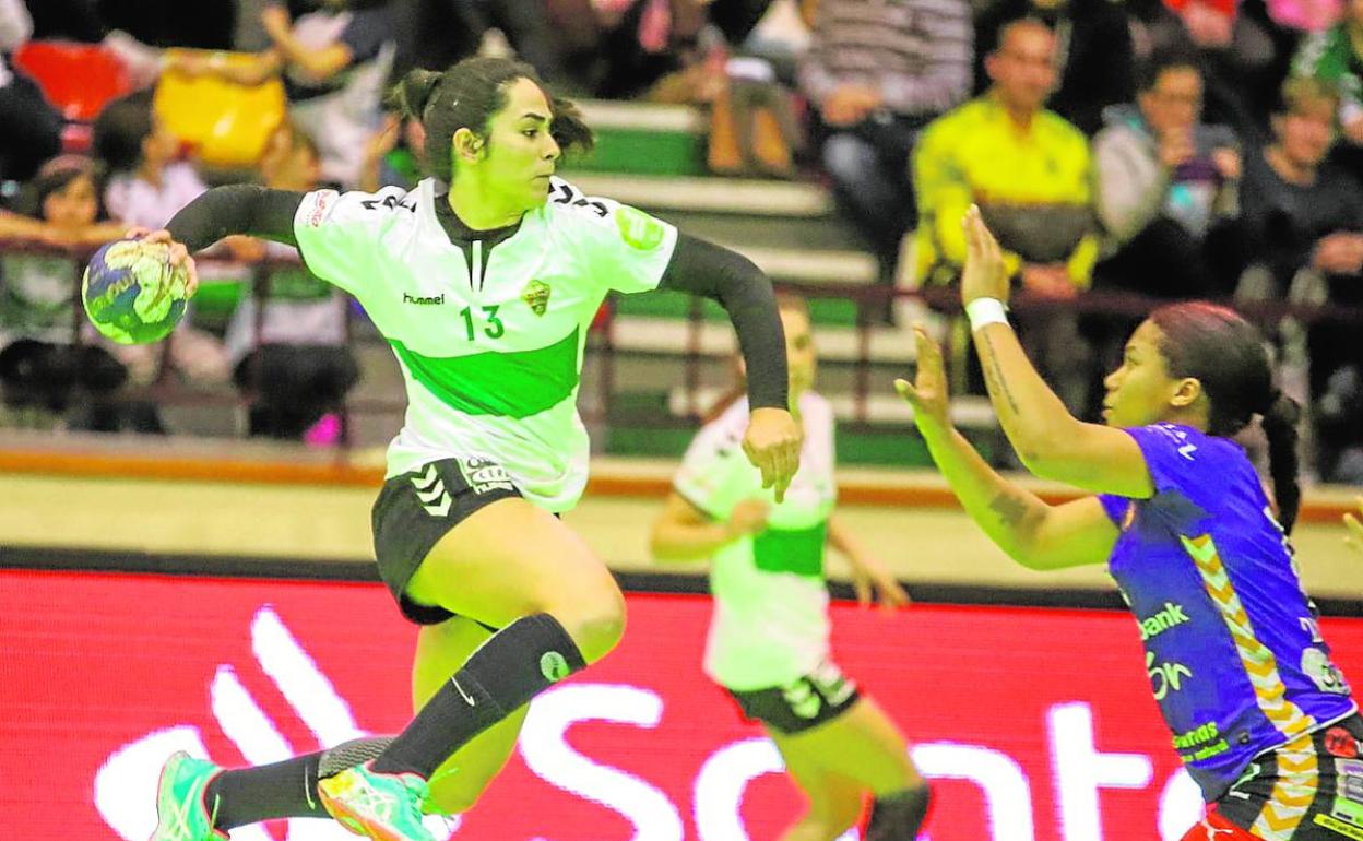 La goleadora Laura Hernández, esta temporada, en uno de sus últimos partidos con el Elche.