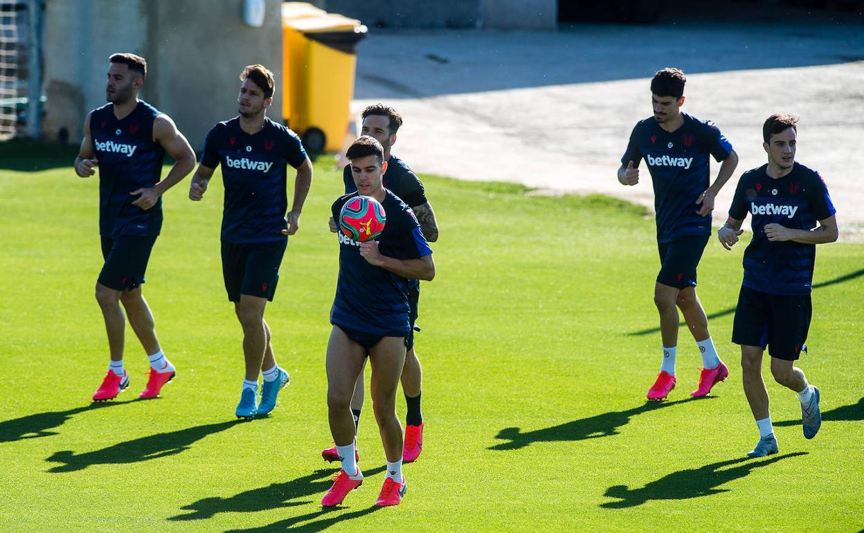 Róber Pier maneja el balón durante un entrenamiento en Buñol.