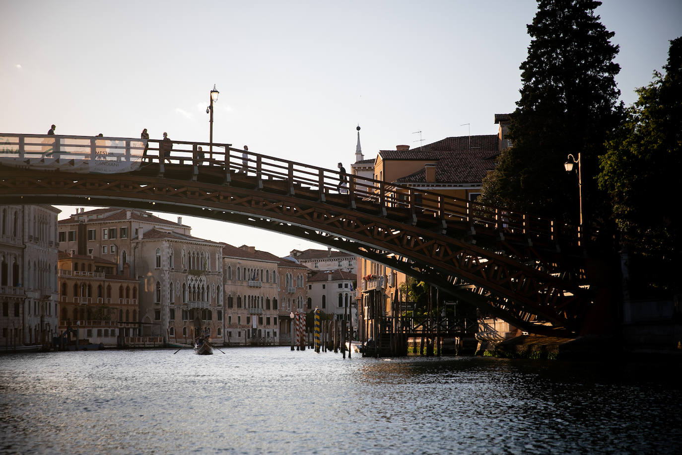 La pandemia del coronavirus dejó imágenes insólitas en una de las capitales turísticas de Europa. Recuperando poco a poco la normalidad, Venecia sigue dejando estampas únicas al atardecer.