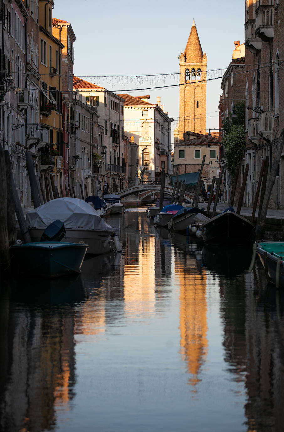 La pandemia del coronavirus dejó imágenes insólitas en una de las capitales turísticas de Europa. Recuperando poco a poco la normalidad, Venecia sigue dejando estampas únicas al atardecer.