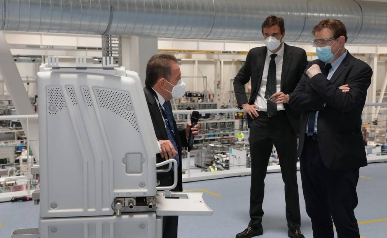 Puig, durante su visita a una de las empresas que ha suministrado a la Generalitat de respiradores 