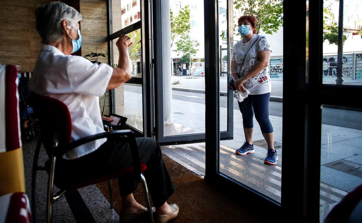 Visitas a través de la ventana a familiares en residencias geriátricas durante la fase 1 de la desescalada