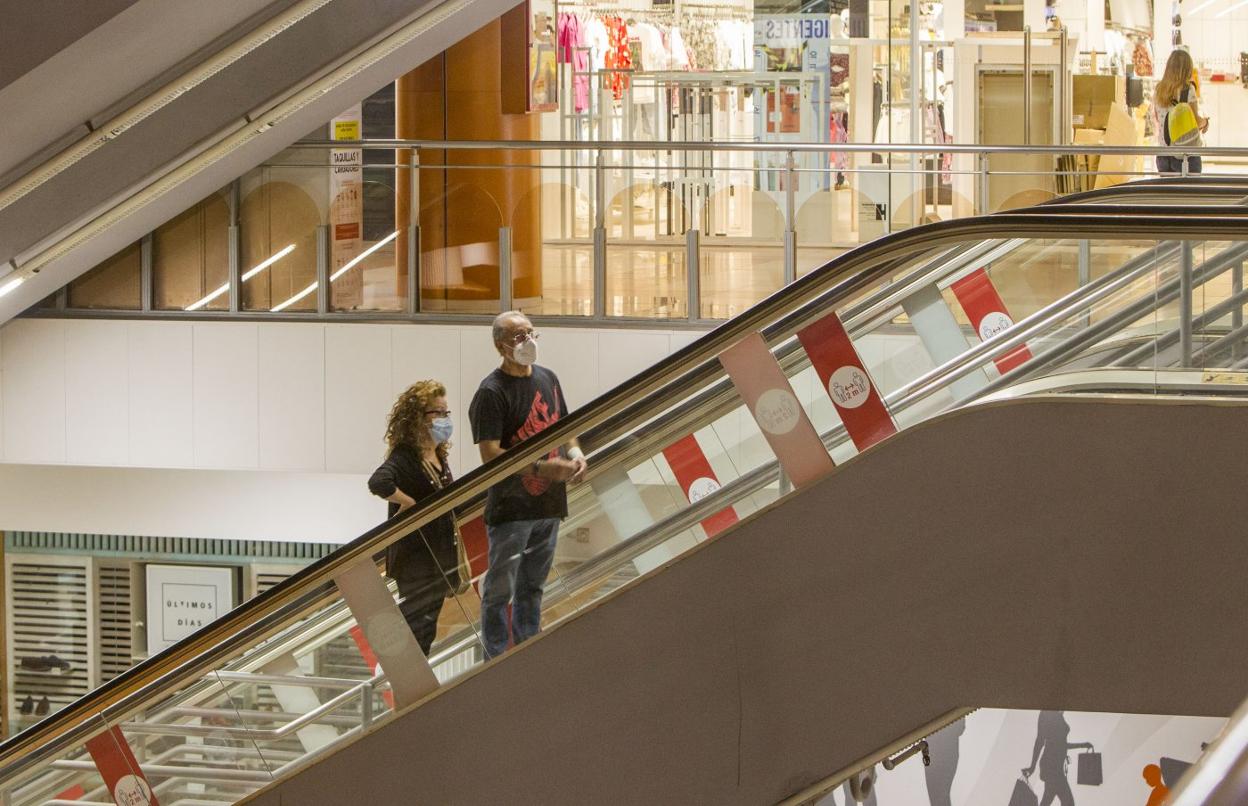 Varias personas circulan por el interior de un centro comercial la pasada semana. 