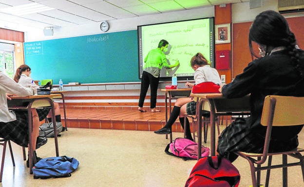 Alumnas de 2º de Bachillerato del colegio Guadalaviar, durante el primer día de repasos de la fase 2. 