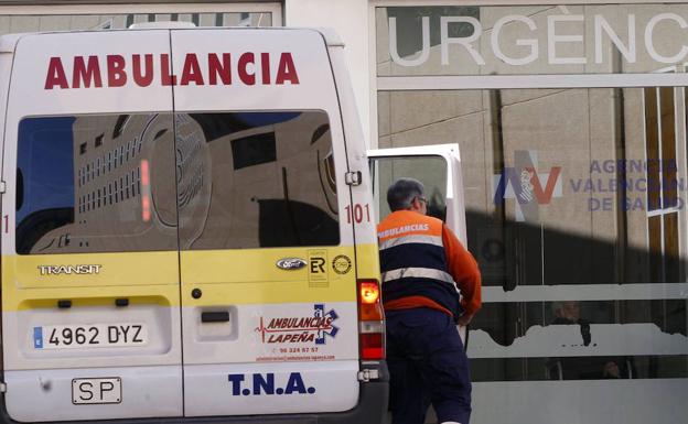 Un hombre y un niño de 15 años heridos tras un accidente entre una moto y una bicicleta en la avenida Peris y Valero de Valencia