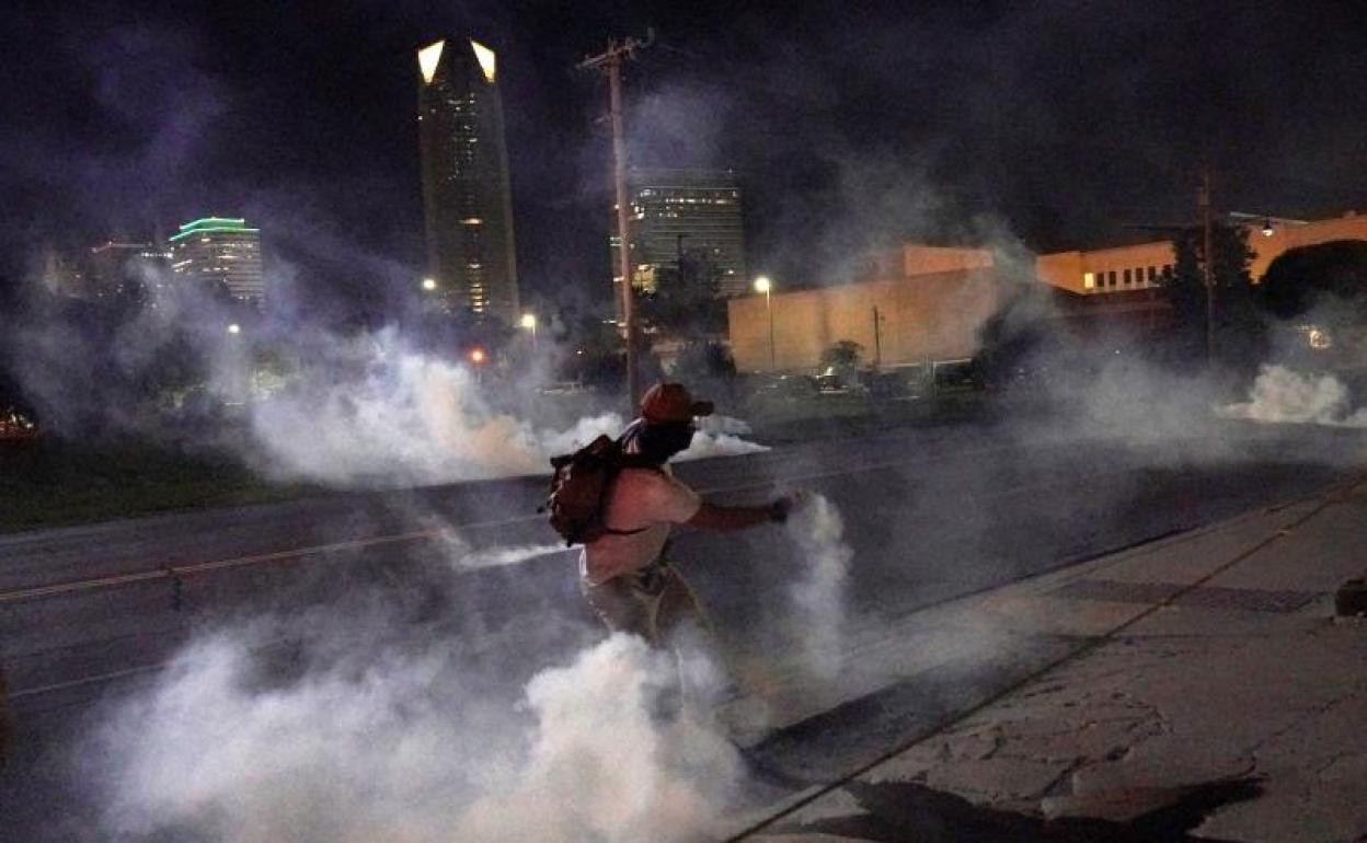 Un camión cisterna de gas embiste a los manifestantes sobre un puente de Minneapolis