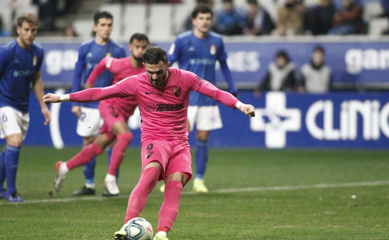 Armando Sadiku marca de penalti ante el Oviedo.