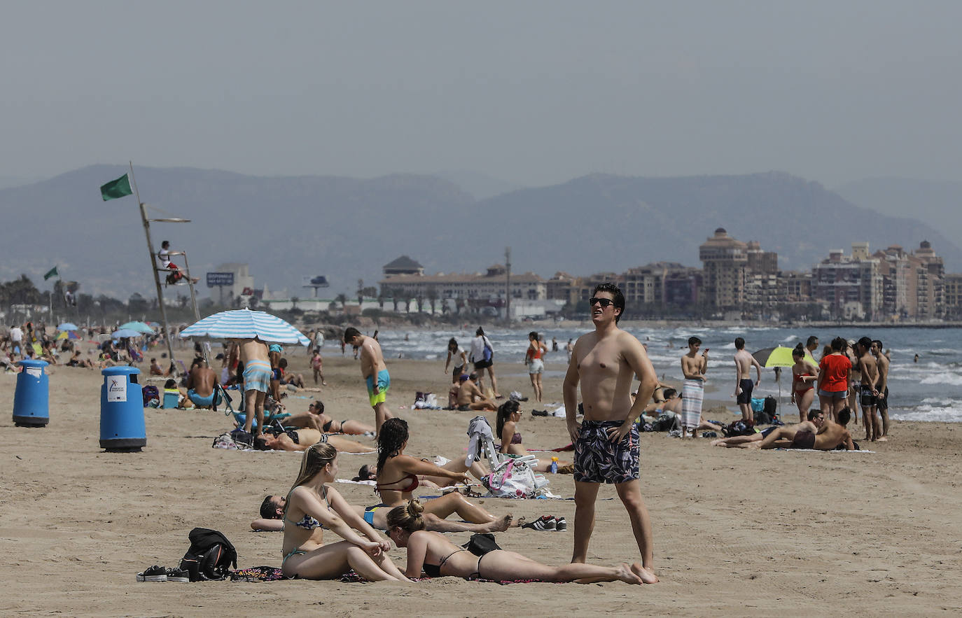 La Comunitat Valenciana estrena íntegramente su pase a la fase 2 de la desescalada del estado de alarma, que entre otras medidas de relajamiento contempla el uso y disfrute, con nuevas condiciones de seguridad y control, de las playas del litoral. 