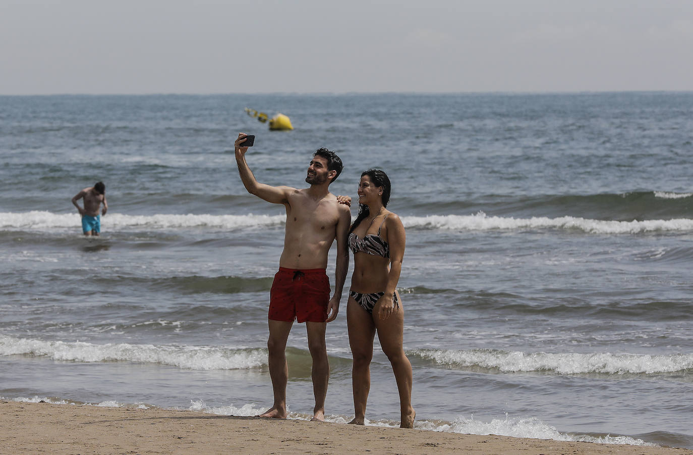 La Comunitat Valenciana estrena íntegramente su pase a la fase 2 de la desescalada del estado de alarma, que entre otras medidas de relajamiento contempla el uso y disfrute, con nuevas condiciones de seguridad y control, de las playas del litoral. 