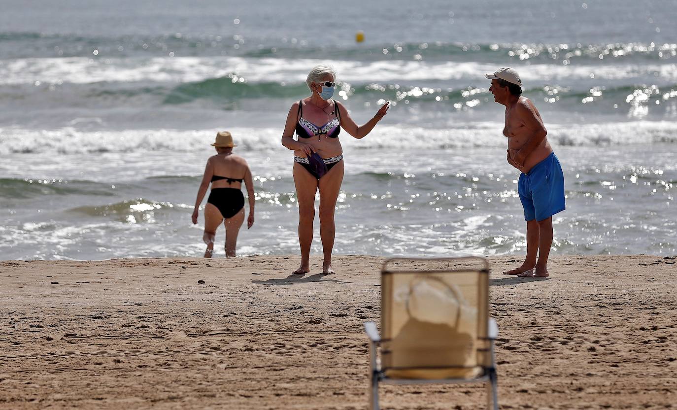 La Comunitat Valenciana estrena íntegramente su pase a la fase 2 de la desescalada del estado de alarma, que entre otras medidas de relajamiento contempla el uso y disfrute, con nuevas condiciones de seguridad y control, de las playas del litoral. 