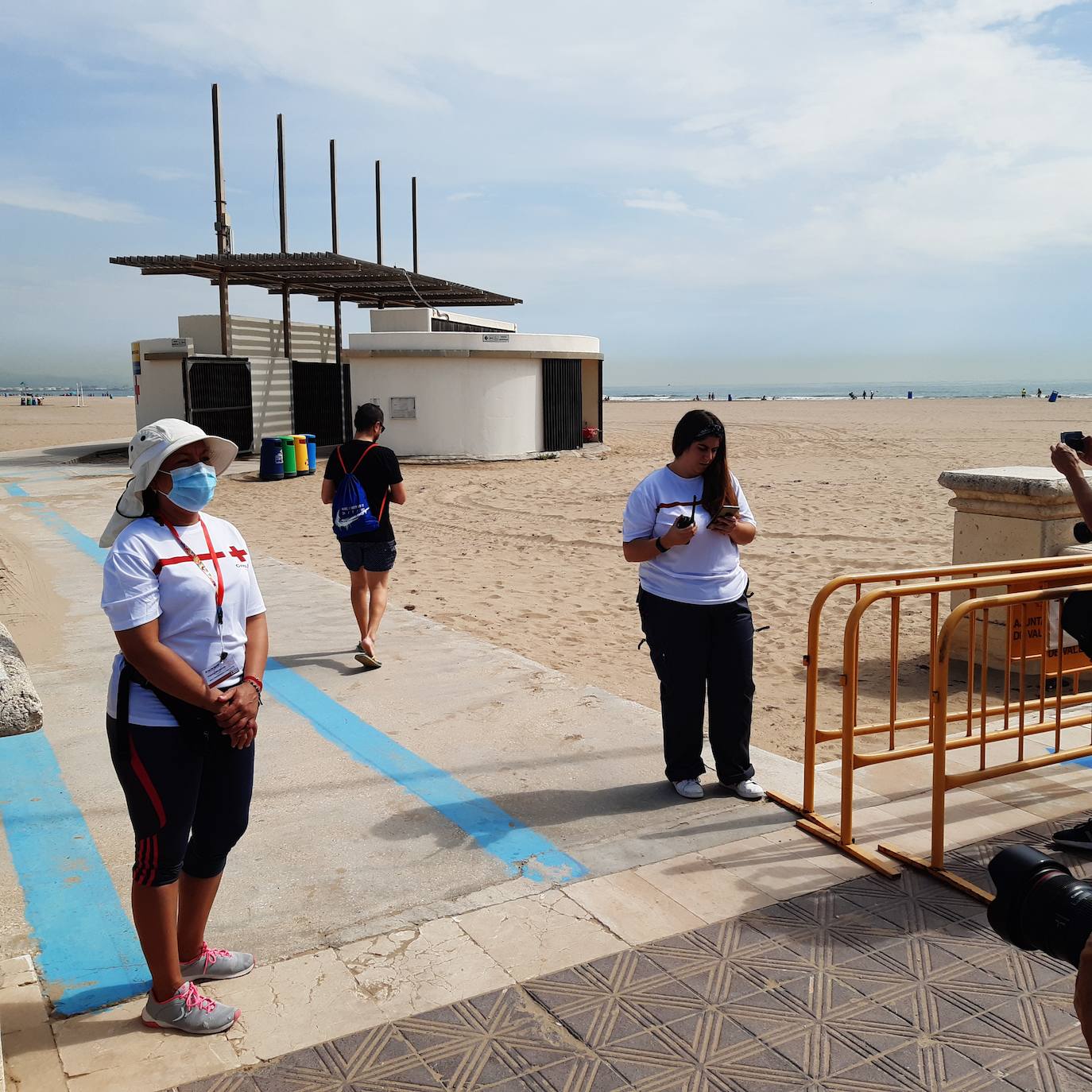 La Comunitat Valenciana estrena íntegramente su pase a la fase 2 de la desescalada del estado de alarma, que entre otras medidas de relajamiento contempla el uso y disfrute, con nuevas condiciones de seguridad y control, de las playas del litoral. 