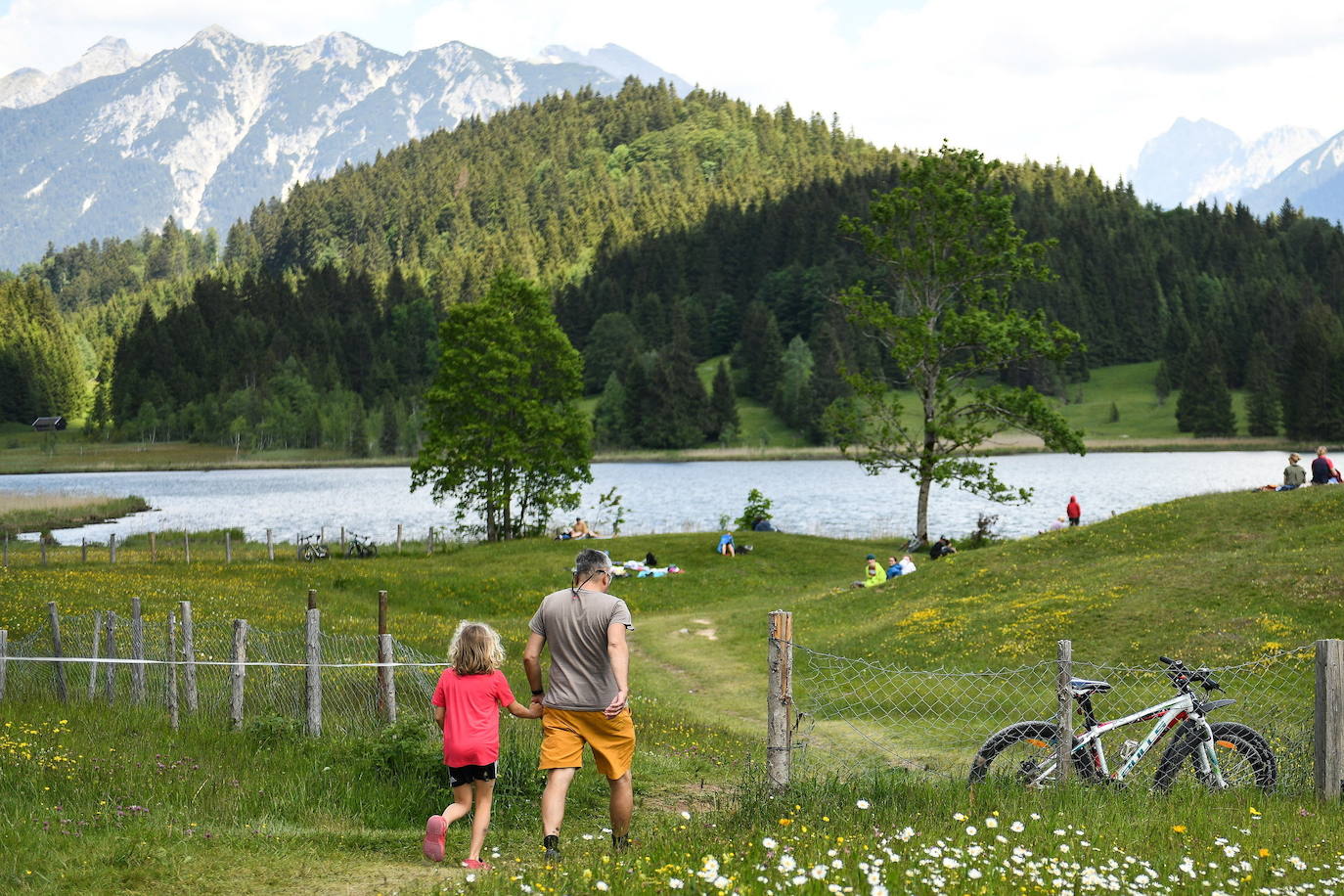 El verano llega a los Alpes y su paisaje se vuelve aún más espectacular. Los turistas que visitan la zona en esta época del año pueden disfrutar del verde del entorno y el deporte en sus aguas, en un ambiente alejado del bullicio donde descansar y conectar con la naturaleza.