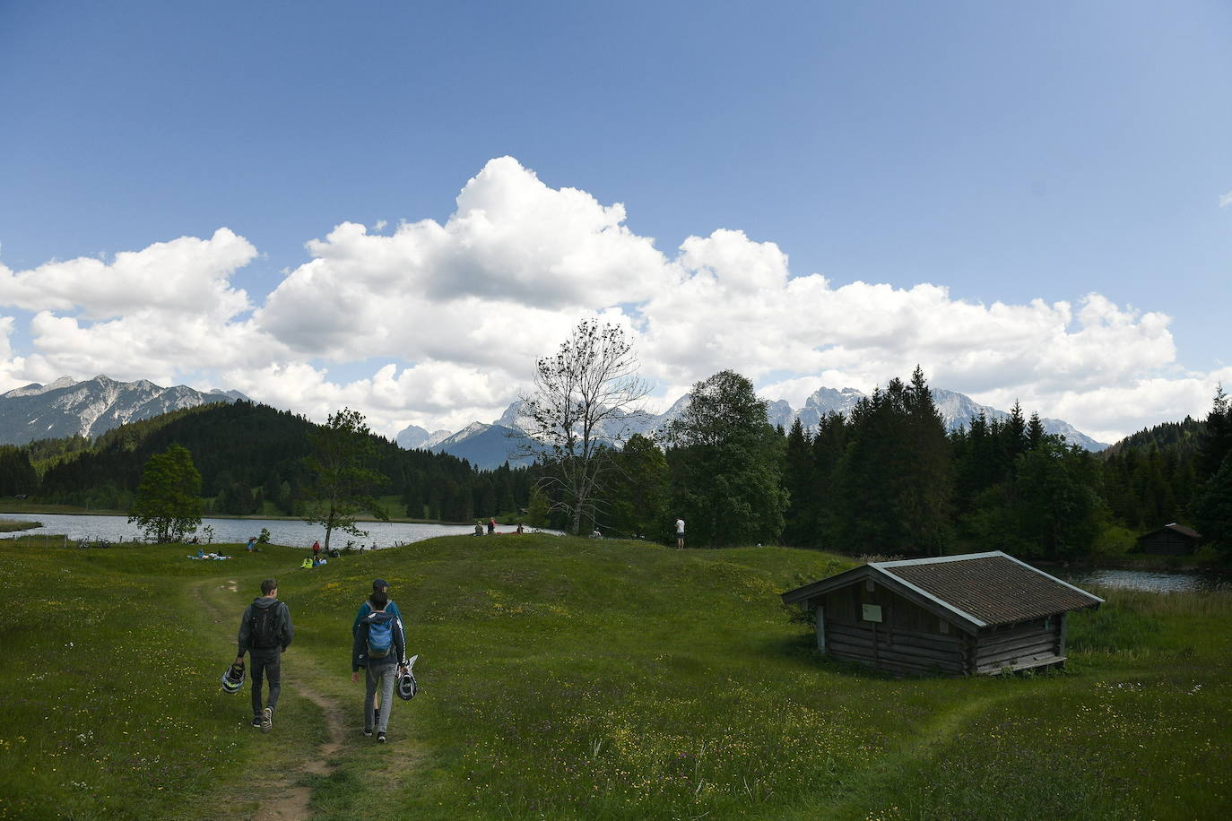 El verano llega a los Alpes y su paisaje se vuelve aún más espectacular. Los turistas que visitan la zona en esta época del año pueden disfrutar del verde del entorno y el deporte en sus aguas, en un ambiente alejado del bullicio donde descansar y conectar con la naturaleza.