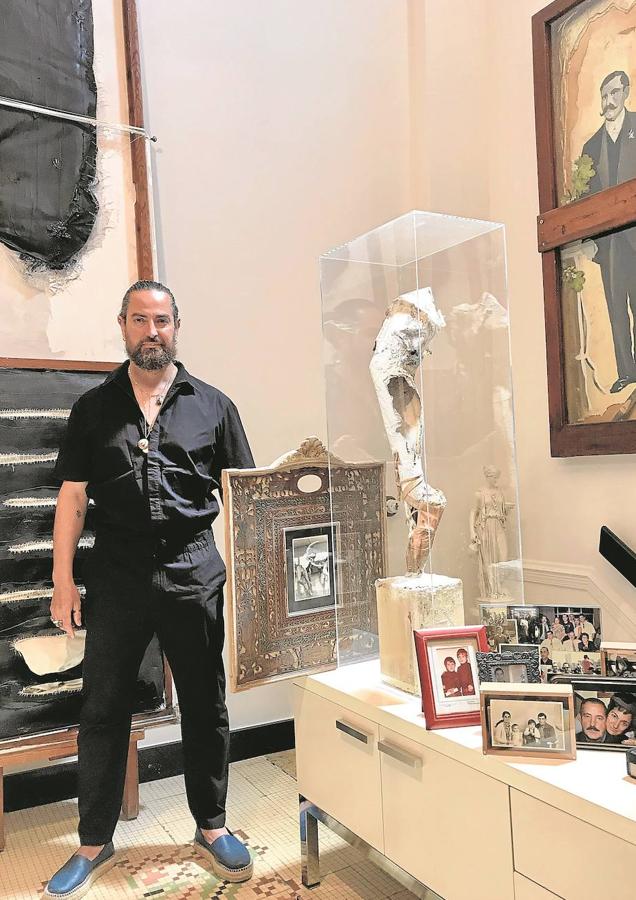 Nacido en Algemesí, su niñez fue muy familiar, rodeado siempre por sus padres, su hermano Eugenio y dos hermanas de su madre con las que se llevaba poco años que ejercían más de hermanas que de tías. «Disfruté lo bueno de crecer en un pueblo, no tiene nada que ver con como se crían ahora los niños, me entretenía mucho con las manualidades, no era de estar siempre en la calle. Era muy tranquilo, mi madre dice que doy más guerra ahora que de pequeño», reconoce con humor. Jarr empezó a cantar en el coro Juan Bautista Cabanilles de Algemesí, donde fue pasando por todos los niveles y donde también había un grupo de danza. La profesora de ballet clásico que impartía las clases descubrió que Jarr tenía una habilidad y predisposición especiales y lo animó a continuar. «Cuando acabé los estudios entré en el Instituto de Teatre de Barcelona para hacer danza contemporánea, lo compaginé con Artes y Oficios, sabía que quería dedicarme a algo artístico». Los veranos los pasaba toda la familia junta en Albalat, donde les encantaba salir de excursión, hacer camping o ir a pasar el día al Perelló, a Cullera o a Palmeretes. «Desde siempre he tenido muy interiorizada mi tierra, me encanta estar en Valencia, sé que en Madrid tendría más posibilidades a la hora de exponer, pero no concibo vivir en otro lugar».