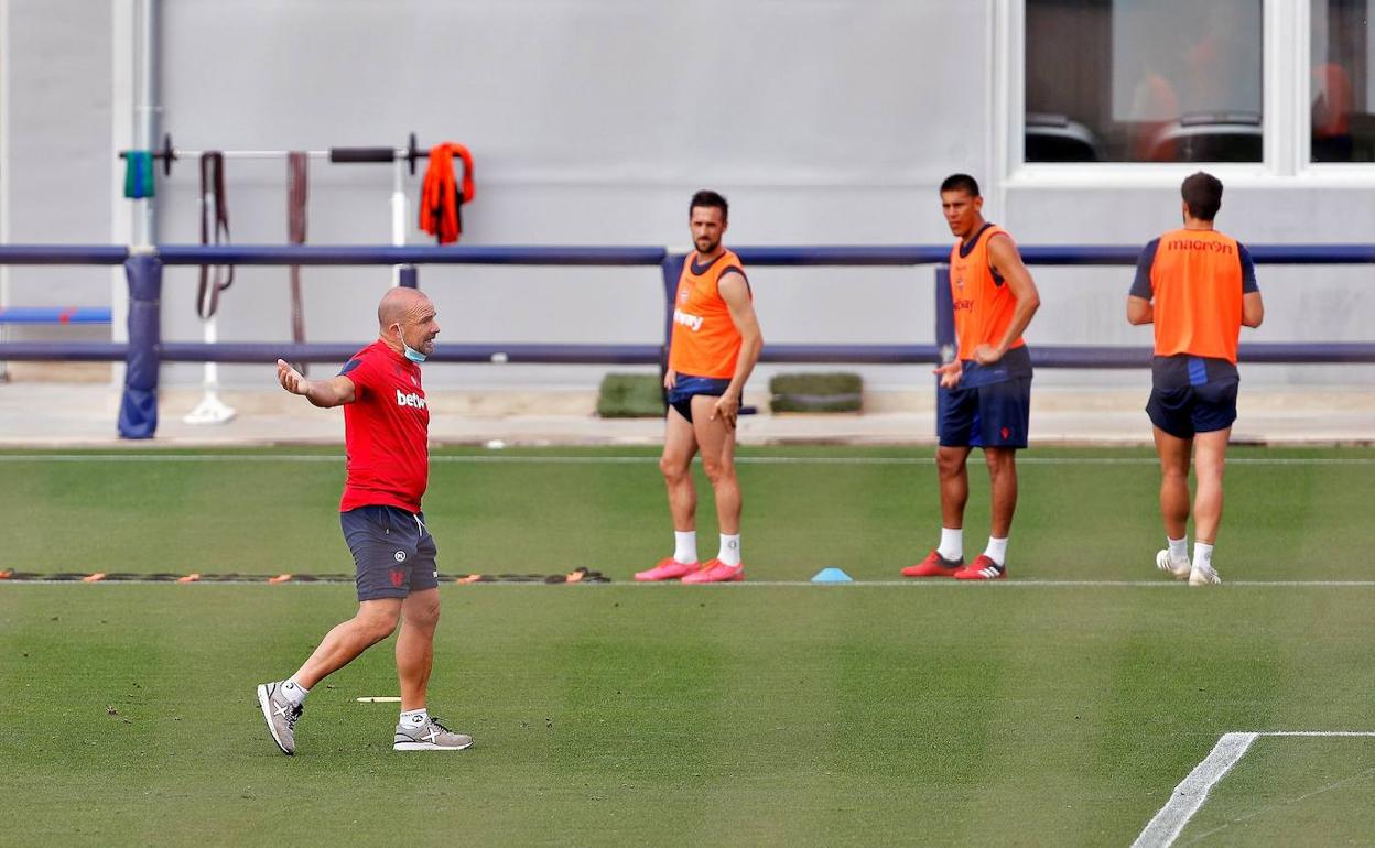 Paco López da instrucciones a sus jugadores en Buñol.