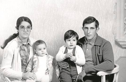Con sus padres, María Rosa y Mariano, y su hermano Eugenio. «No tengo muchas fotos de pequeño, en mi familia no eran de fotografiar».