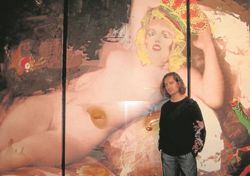 Junto a uno de sus murales. «Fue seleccionada por el IVAM y es una de mis piezas favoritas».