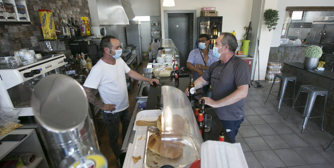 Clientes en la barra de un bar de Valencia.