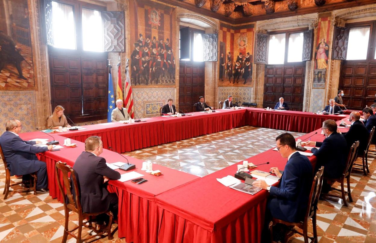 Expertos del IVIE, en la reunión del presidente de la Generalitat y alcaldes, en el Palau, el lunes. efe