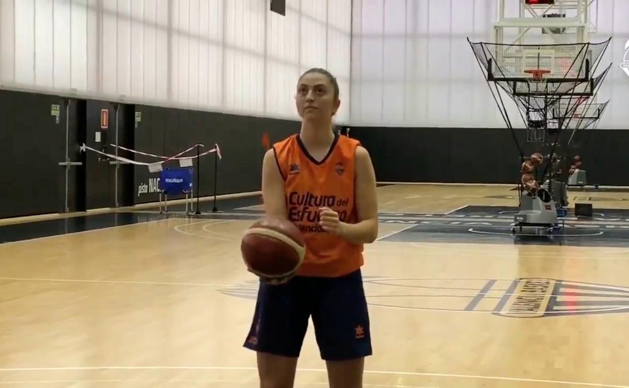 Lorena Segura practica el tiro en una de las pista de L'Alqueria 