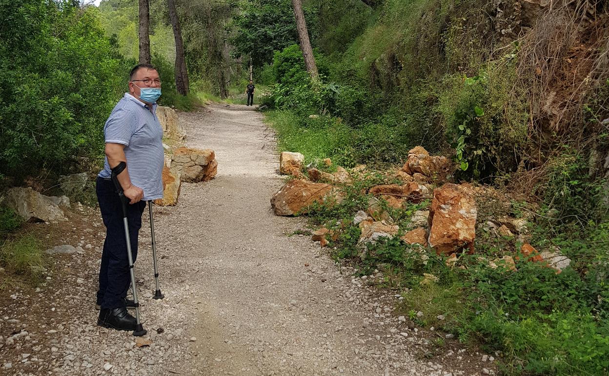 El edil de Medio Ambiente de Villalonga, Vicent Ferrer, en el tramo de los desprendimientos.