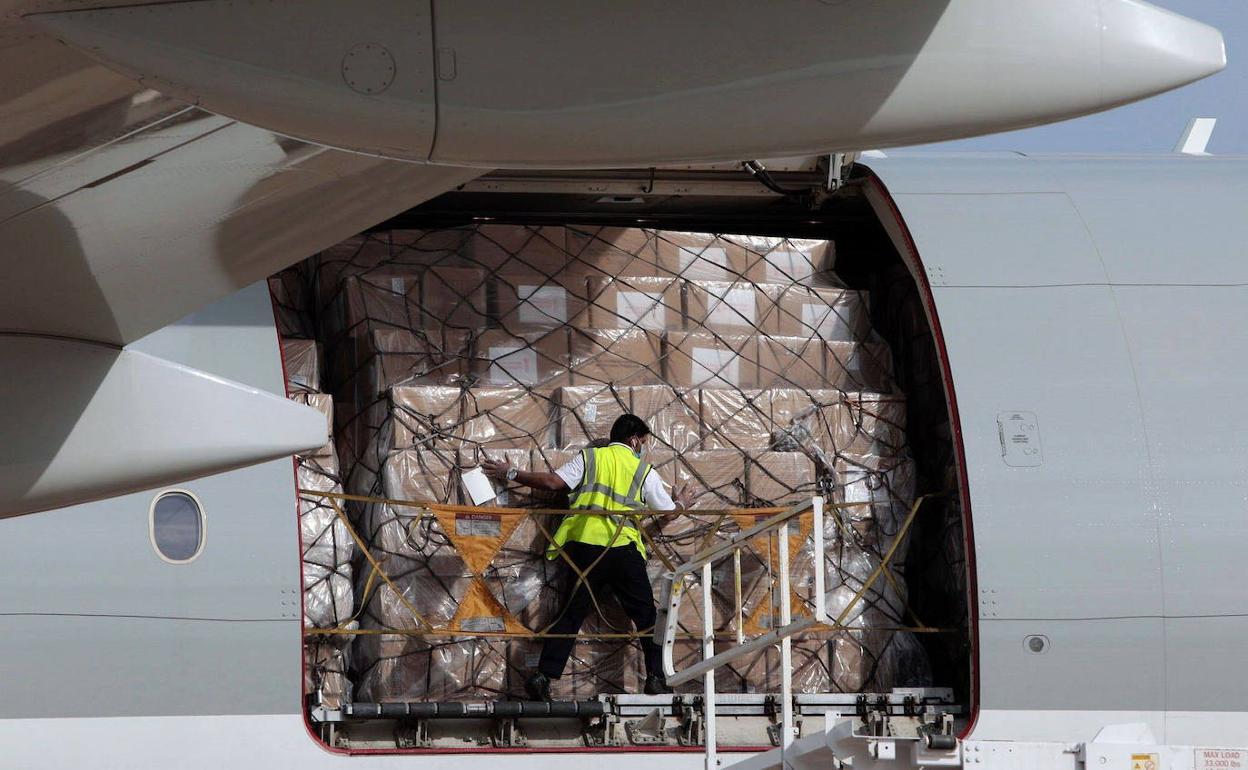 Uno de los aviones con material sanitario que llegaron a Manises