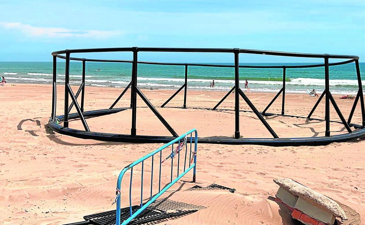 Restos de una piscifactoría de Burriana arrastrada por el temporal Gloria en enero y que sigue en El Perellonet, junto a los apartamentos Gola Blanca