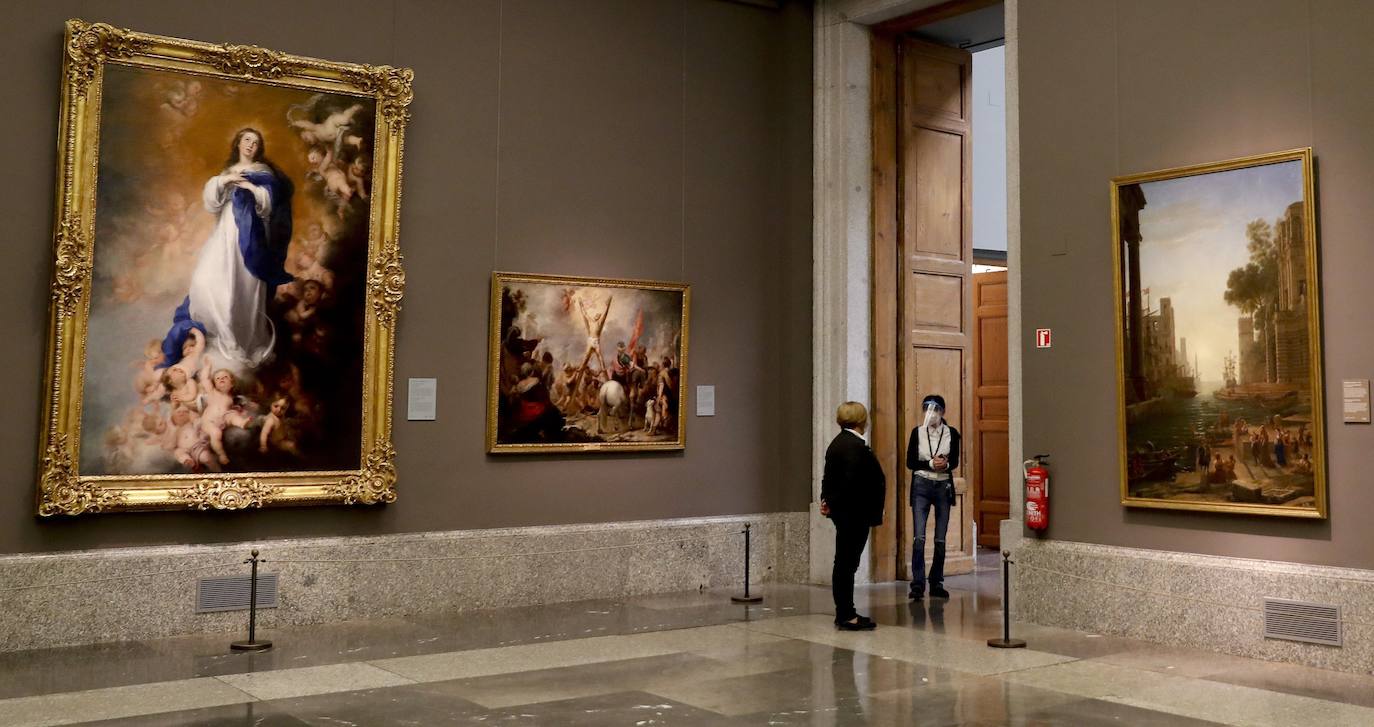 Tras más de dos meses cerrado el Museo del Prado ha adaptado sus instalaciones a la nueva normalidad: mascarillas, dispensadores de geles y distancia de seguridad acompañarán a los 1.800 visitantes al día que podrán acceder en una primera fase a partir de este fin de semana. La pinacoteca abrirá con un tercio de su aforo y con la muestra 'El reencuentro', un espectacular montaje de las obras más emblemáticas de su colección permanente.