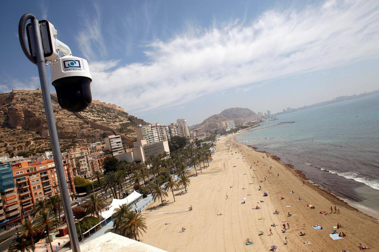 Una de las playas de Alicante con un nuevo sistema de videocontrol. Efe/Morell