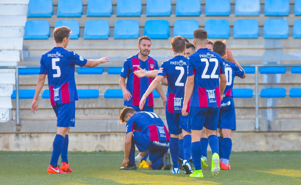 Jugadores de la UD Alzira durante un partido de la temporada. 